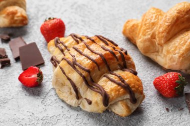 Çikolatalı ve çilekli lezzetli kruvasanlar.