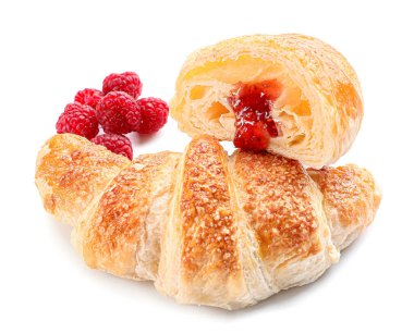 Beyaz arka planda ahududu reçelli lezzetli kruvasanlar.