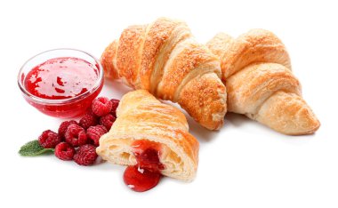 Beyaz arka planda ahududu reçelli lezzetli kruvasanlar.