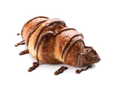 Beyaz arka planda çikolatalı lezzetli kruvasanlar.