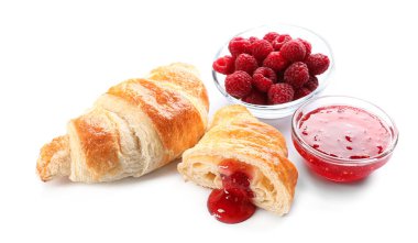 Beyaz arka planda ahududu reçelli lezzetli kruvasanlar.