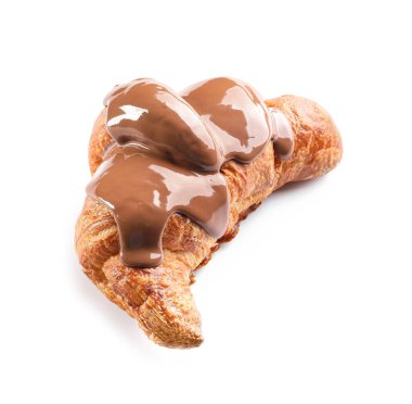 Beyaz arka planda çikolatalı lezzetli kruvasanlar.