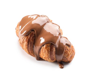 Beyaz arka planda çikolatalı lezzetli kruvasanlar.