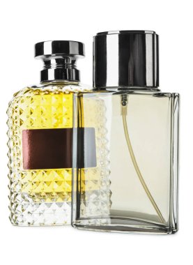 Beyaz arka planda aromatik parfüm şişeleri