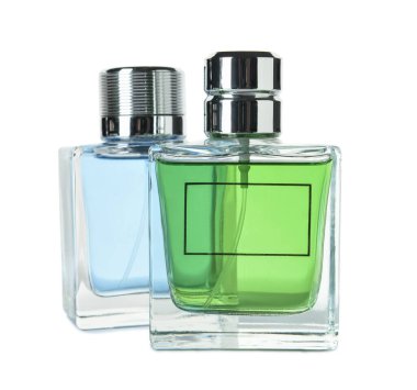Beyaz arka planda aromatik parfüm şişeleri