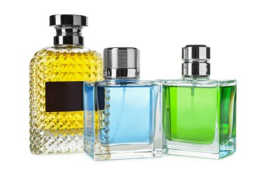 Beyaz arka planda aromatik parfüm şişeleri