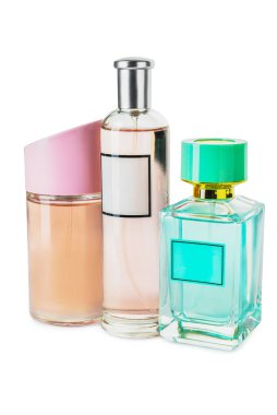 Beyaz arka planda aromatik parfüm şişeleri
