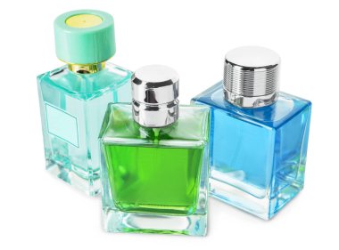 Beyaz arka planda aromatik parfüm şişeleri