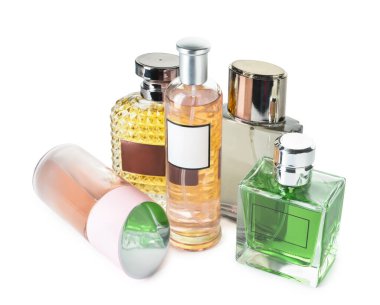 Beyaz arka planda aromatik parfüm şişeleri