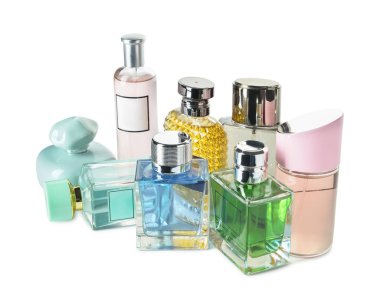 Beyaz arka planda aromatik parfüm şişeleri