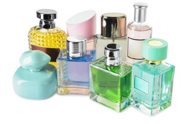 Beyaz arka planda aromatik parfüm şişeleri
