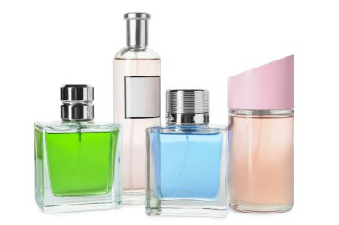 Beyaz arka planda aromatik parfüm şişeleri
