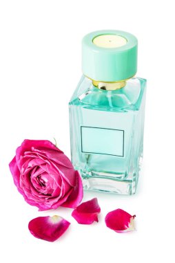 Beyaz arka planda bir şişe aromatik parfüm ve gül çiçeği.
