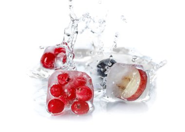 Buzda donmuş taze böğürtlenler ve beyaz arka planda biraz su.