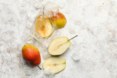 Buzlu taze armut. Arka planda ışık var.