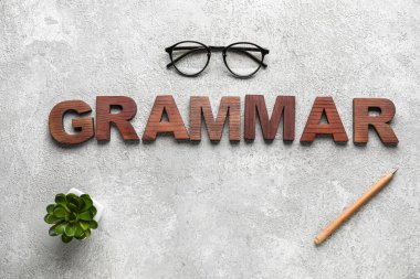 Grunge arka planında gözlüklü, kalemli ve saksılı sözcük gramofonu