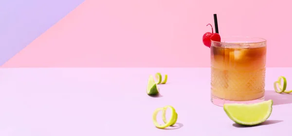 Glas Leckerer Mai Tai Cocktail Auf Farbigem Hintergrund Mit Platz — Stockfoto