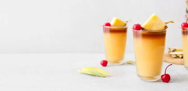 Gläser Mit Frischem Mai Tai Cocktail Auf Hellem Hintergrund Mit — Stockfoto