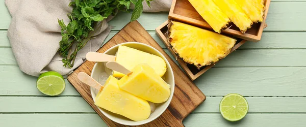 Složení Chutnou Ananasovou Zmrzlinou Zeleném Dřevěném Pozadí Výhled Shora — Stock fotografie