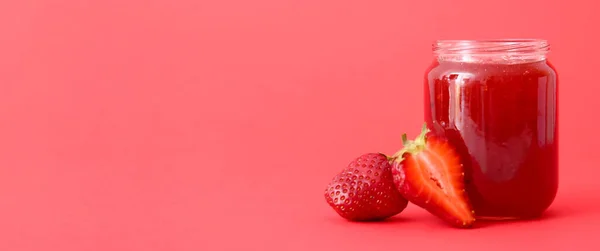 红色背景的草莓果酱罐头 有文字空间 — 图库照片