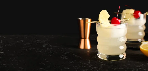 Gläser Leckerer Mai Tai Cocktail Auf Dunklem Hintergrund Mit Platz — Stockfoto