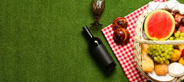 Корзина Вкусной Едой Пикника Вина Зеленом Фоне Вид Сверху — стоковое фото