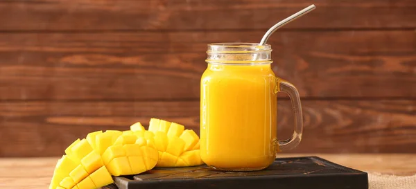 Mason Pot Van Smakelijke Mango Smoothie Houten Achtergrond — Stockfoto