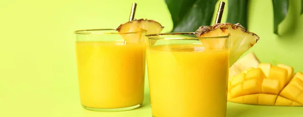 Bril Van Smakelijke Mango Smoothie Kleur Achtergrond Close — Stockfoto