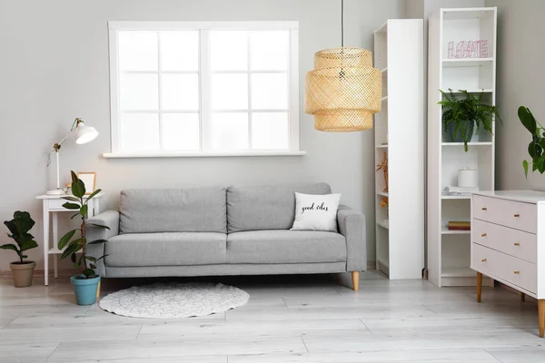 Interieur Van Moderne Woonkamer Met Comfortabele Bank Lamp Kamerplant — Stockfoto