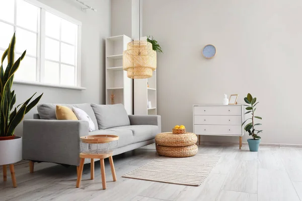 Interieur Van Moderne Woonkamer Met Comfortabele Bank Lamp — Stockfoto