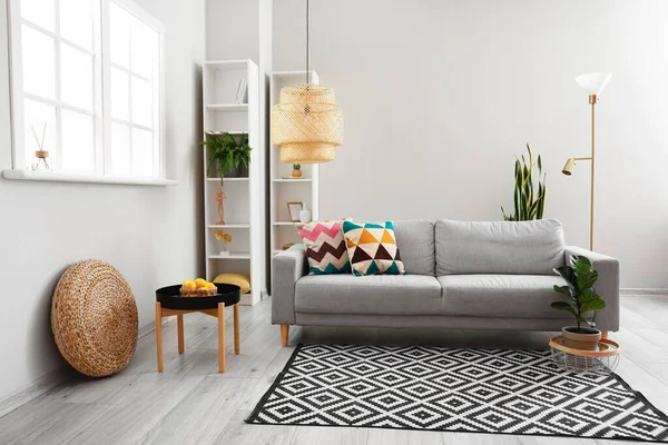 Interior Ruang Tamu Modern Dengan Sofa Nyaman Lampu Dan Tanaman — Stok Foto