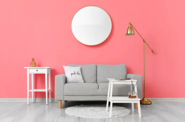 Comfortabele Bank Moderne Lamp Buurt Van Roze Muur — Stockfoto