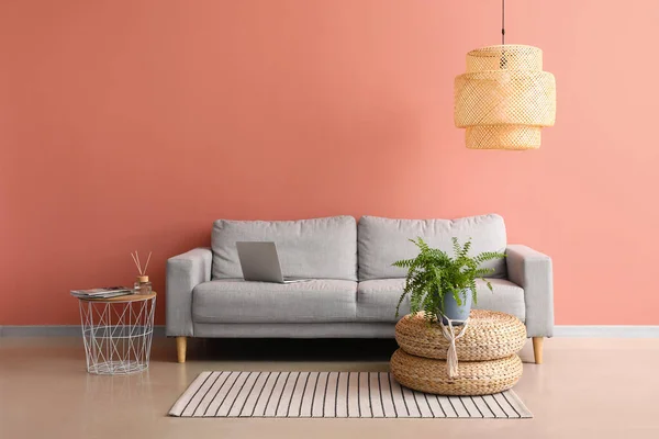 Bequemes Sofa Und Stilvolle Lampe Der Nähe Der Rosa Wand — Stockfoto