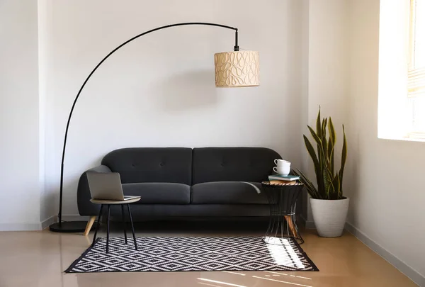 Comfortable Sofa Houseplant Lamp White Wall — Stock Photo, Image