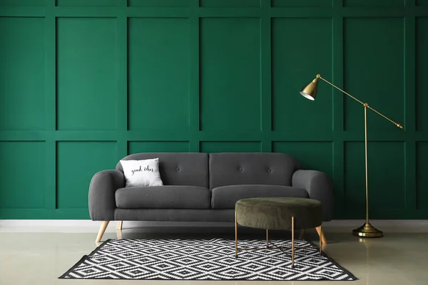 舒适的沙发 有书包和绿色墙壁附近的现代灯具 — 图库照片