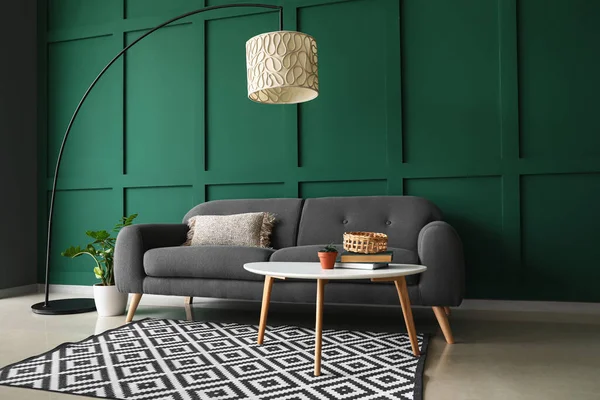 Cómodo Sofá Con Mesa Lámpara Moderna Cerca Pared Verde — Foto de Stock