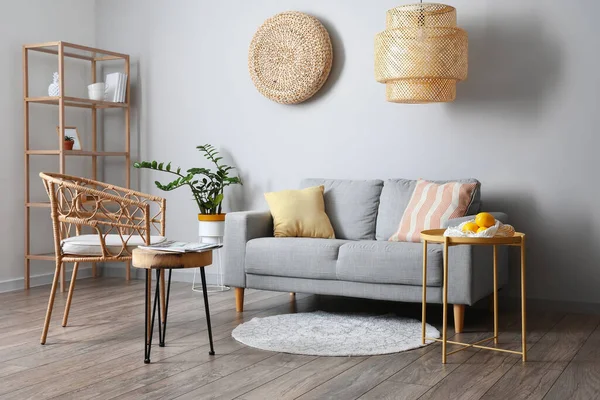 Innvendig Moderne Stue Med Behagelig Sofa Lenestol Lampe – stockfoto