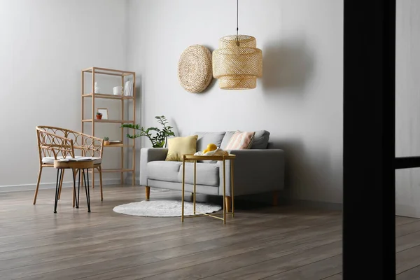 Interior Ruang Tamu Modern Dengan Sofa Nyaman Kursi Dan Lampu — Stok Foto