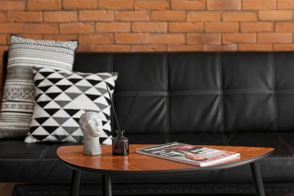 Bequemes Sofa Und Stilvoller Tisch Der Nähe Der Ziegelwand — Stockfoto