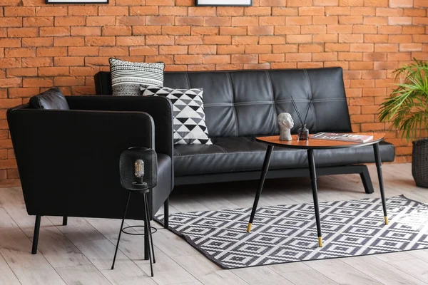 Bequemer Sessel Sofa Und Tisch Der Nähe Der Ziegelwand — Stockfoto
