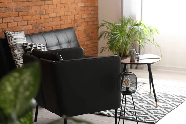 Rahat koltuk ve modern lamba.