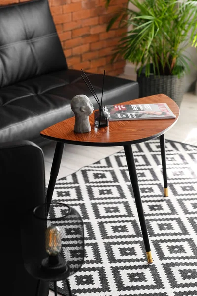 Reed dağıtıcı, şarjör ve dekor öğesi masadaki masada.