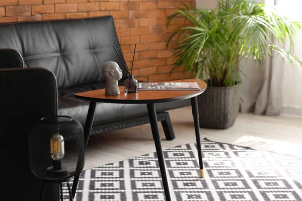 Reed dağıtıcı, şarjör ve dekor öğesi masadaki masada.