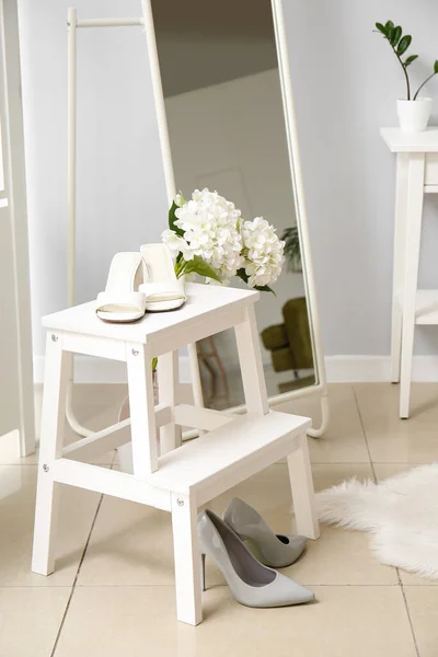 Step Ladder Stylish Shoes Beautiful Flowers Room — Stock Photo, Image