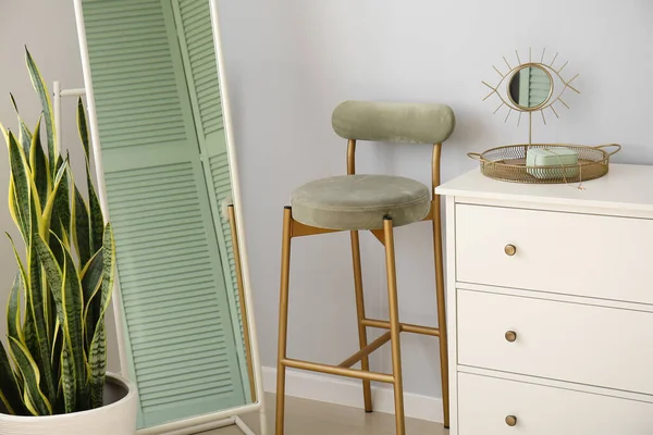 Caixa Elegante Gavetas Com Espelho Planta Sala Cadeira Perto Parede — Fotografia de Stock