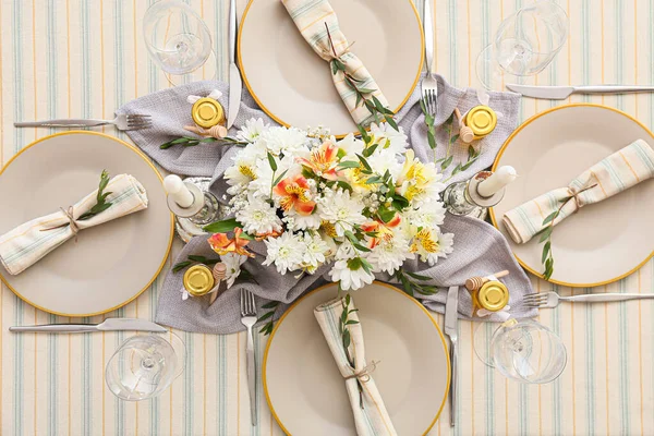 Ballı bonniereler düğün masasında servis ediliyor.