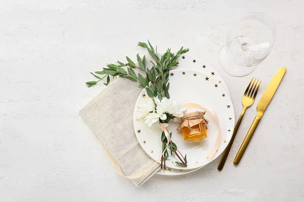 Tischdekoration Mit Honigbonbonniere Auf Weißem Hintergrund — Stockfoto