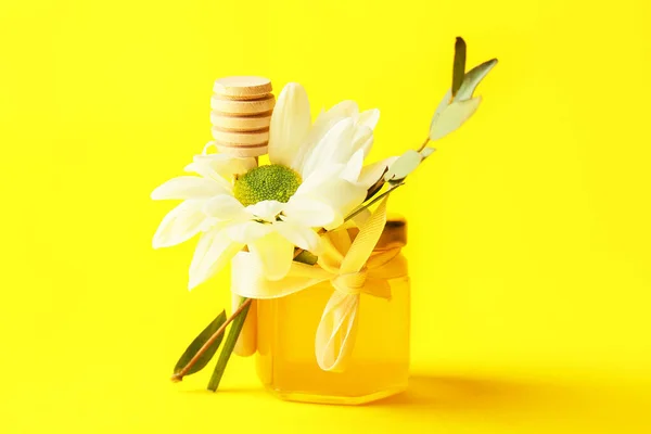 Bonbonnière Miel Fleur Chrysanthème Sur Fond Jaune — Photo