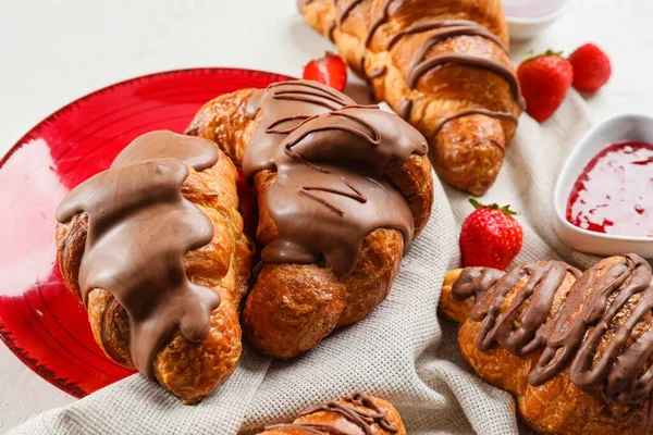 Tallrik Läckra Croissanter Med Choklad Vit Bakgrund Närbild — Stockfoto