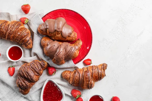 Prato Deliciosos Croissants Com Chocolate Geléia Morango Fundo Branco — Fotografia de Stock